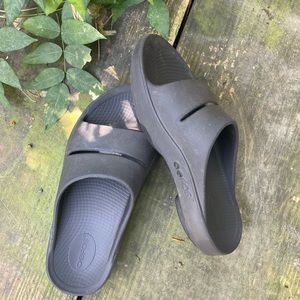 OOFOS size 9